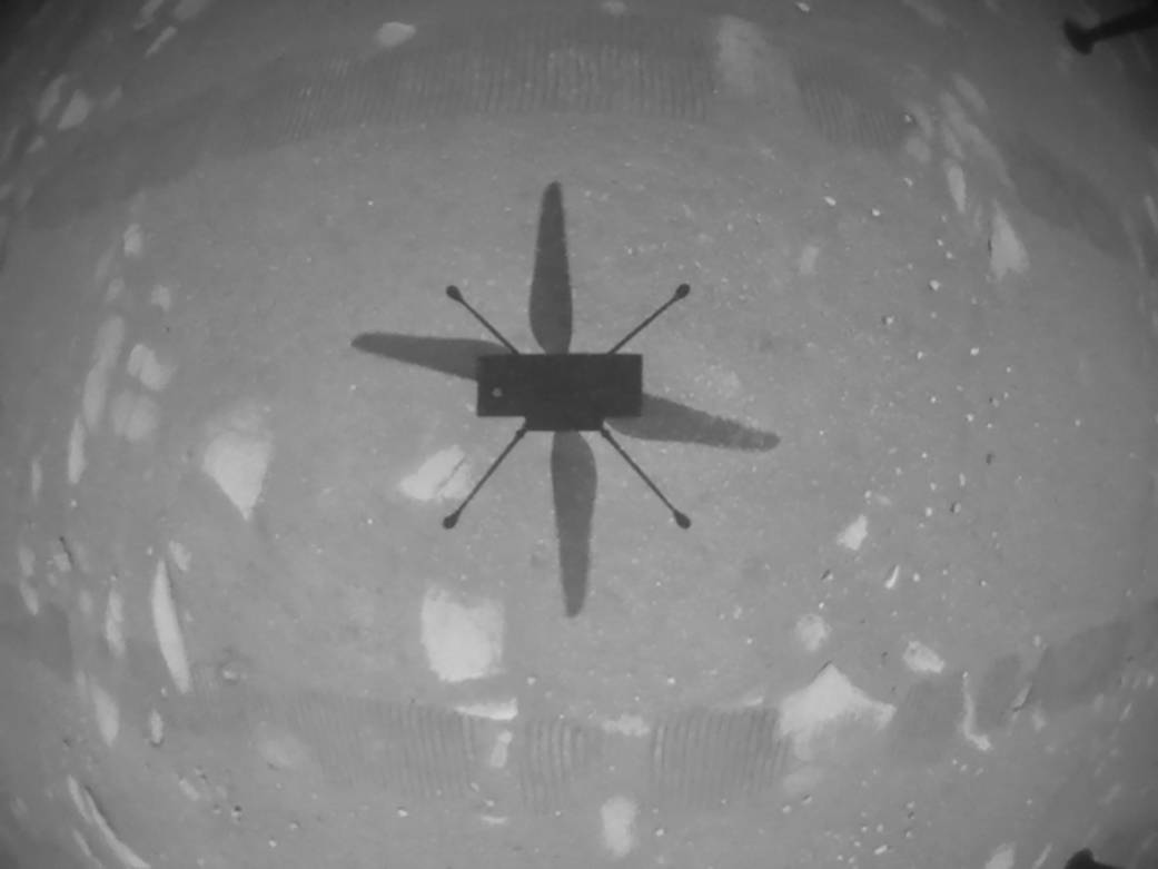 Марсианский вертолёт Ingenuity сфотографировал свою тень